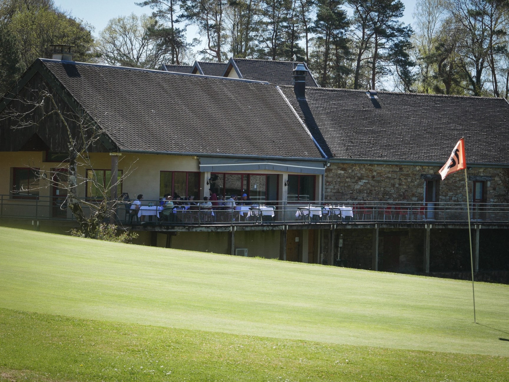 Terrasse de la brasserie du Coiroux donnant sur le golf